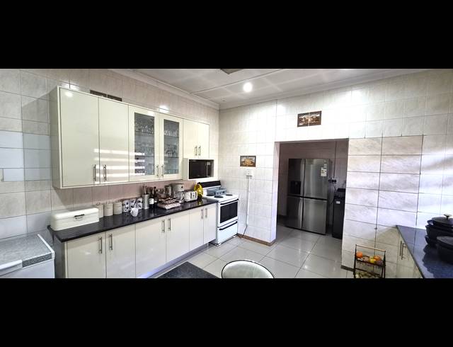 3 bed property to rent in CAPITAL PARK